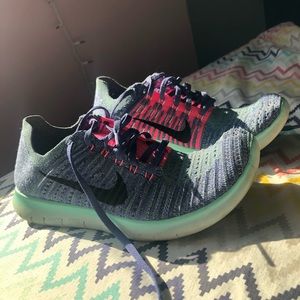 Women’s Nike free gym shoes SIZE 9